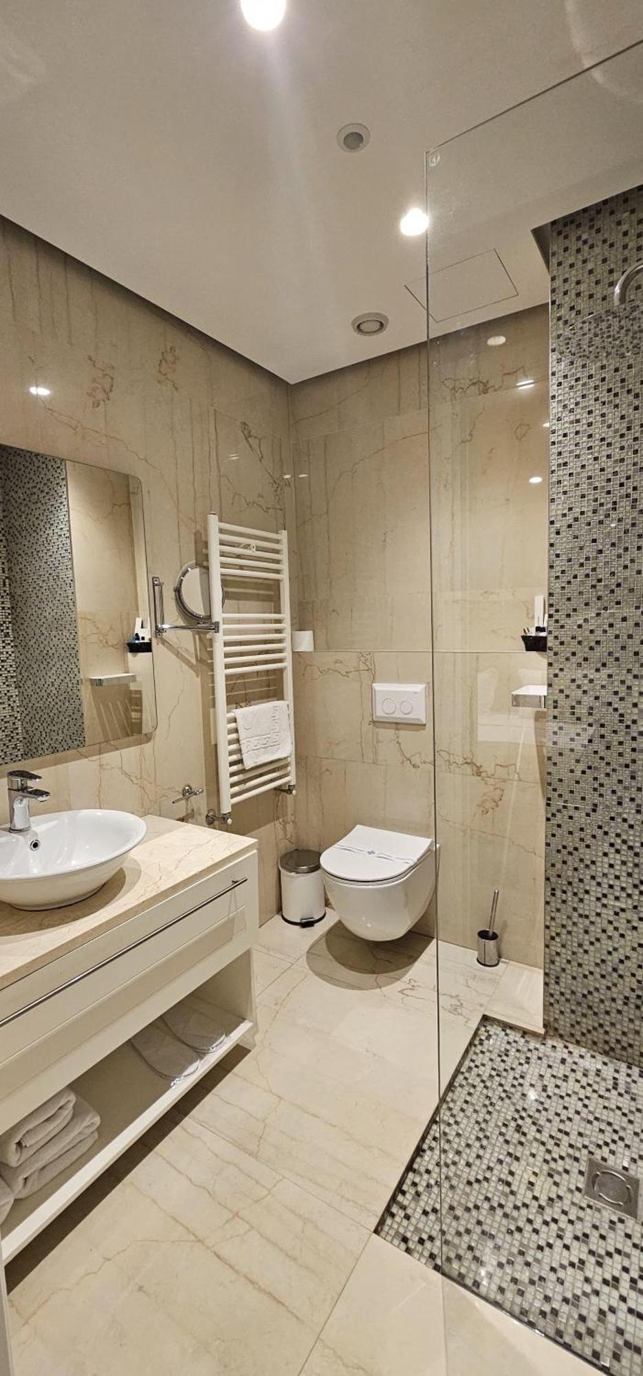 Selitë e Vogël Hotel Queen מראה חיצוני תמונה