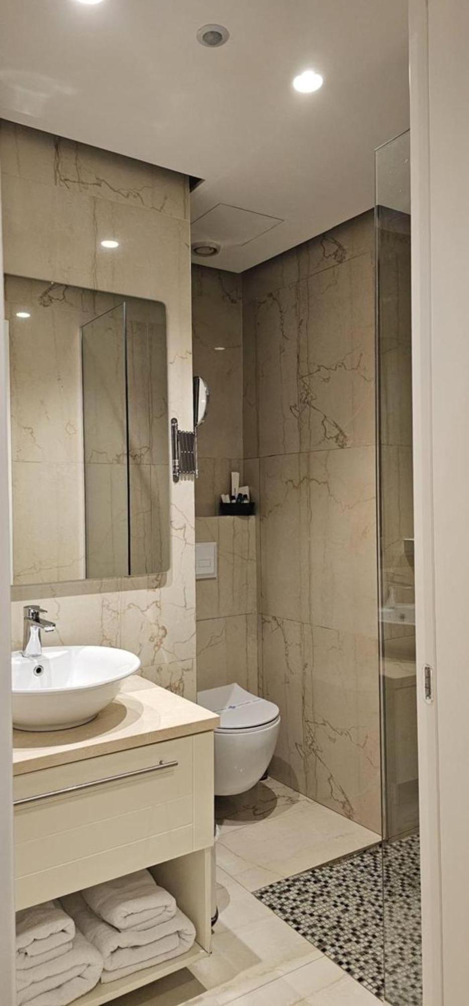 Selitë e Vogël Hotel Queen מראה חיצוני תמונה